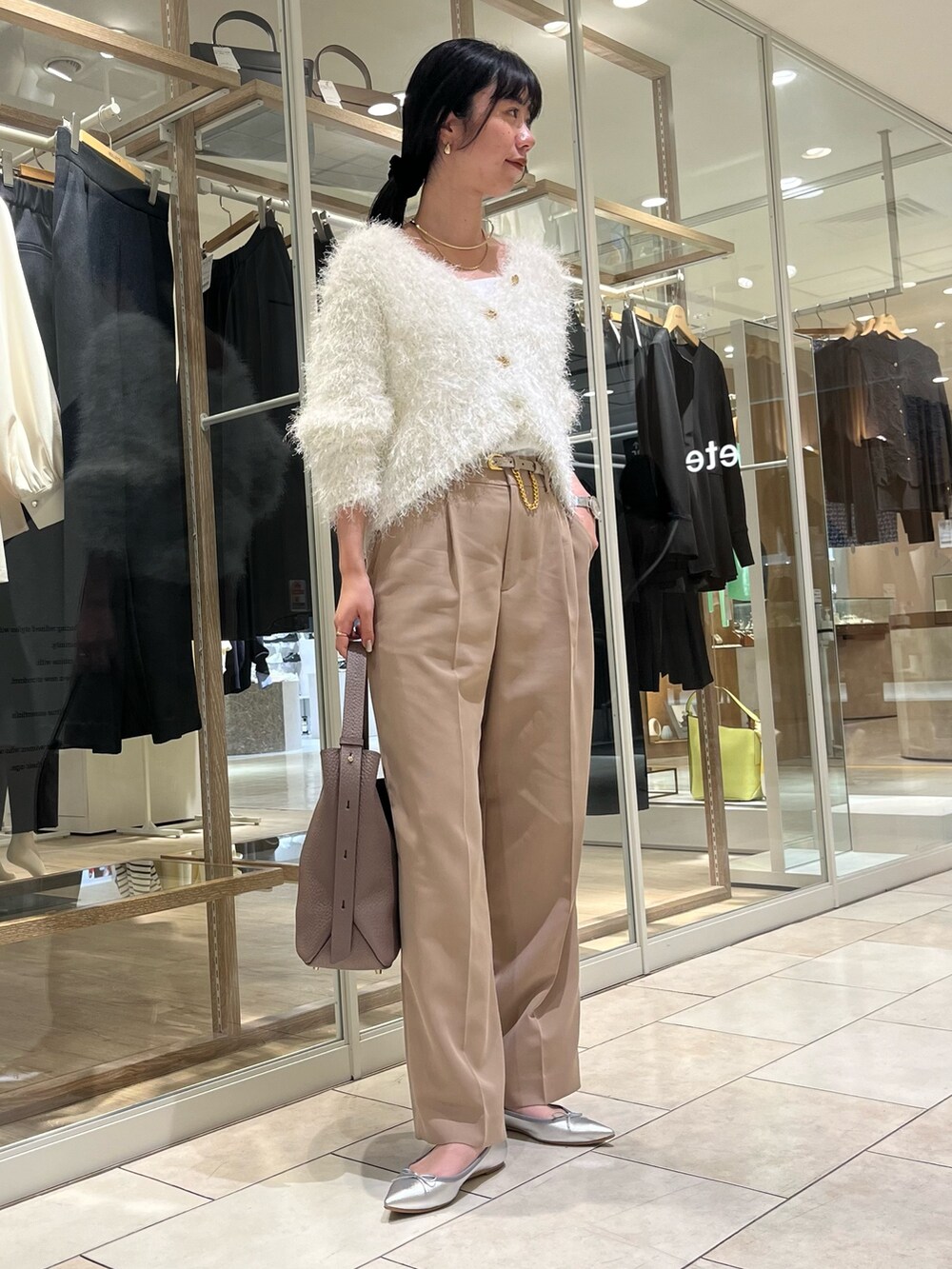 「カーディガン、ラメ、春コーデ、ワイドパンツ、パンツスタイル、ホワイト、ホワイトコーデ、きれいめカジュアル、大人ガーリー、キレイめ、カジュアル、大人カジュアル、大人コーデ、ノーリーズ、高身長女子」|「NOLLEY’Sの【grace grace/グラスグラス】ペスカフックロープチェーンネックレス(ネックレス、ゴールド系)」を使った、RINAさん(レディース・169cm)の冬コーディネートの3枚目の写真