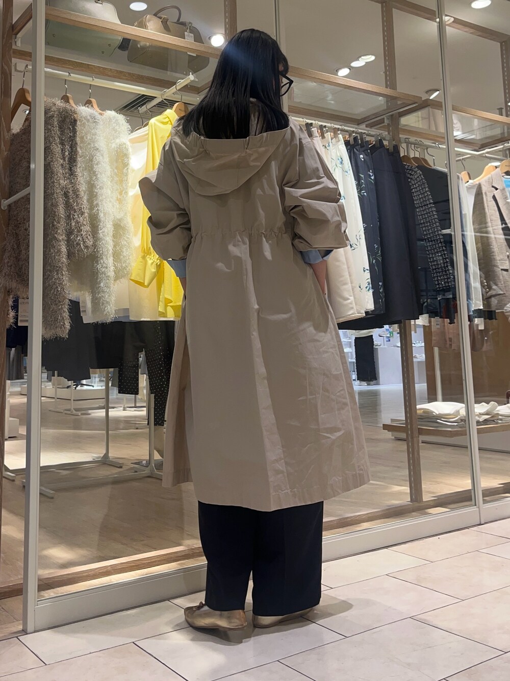 「春アウター、春コーデ、スプリングコート、ボウタイブラウス、オトナカジュアル、オトナ女子、大人カジュアル、大人コーデ、大人女子、きれいめカジュアル、キレイめ、カジュアルコーデ、カジュアル、ノーリーズ、高身長コーデ」｜「NOLLEY’Sのウォッシャブルクリスピーカルゼワイドパンツ（その他パンツ、ブラック系）」を使った、RINAさん（レディース・169cm）の冬コーディネートの4枚目の写真