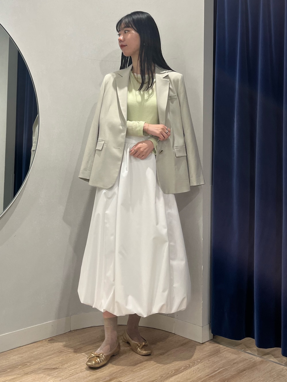 「大人カジュアル、オトナカジュアル、春服、大人ファッション、春ファッション、オトナ女子、おでかけコーデ、高身長女子、大人女子、バルーンスカート、ジャケット、ノーリーズ、ノーリーズソフィー」｜「NOLLEY’S Sophiの《セットアップ対応》ウォッシャブル梳毛合繊テーラードジャケット（テーラードジャケット、ベージュ系）」を使った、RINAさん（レディース・169cm）の春コーディネートの2枚目の写真