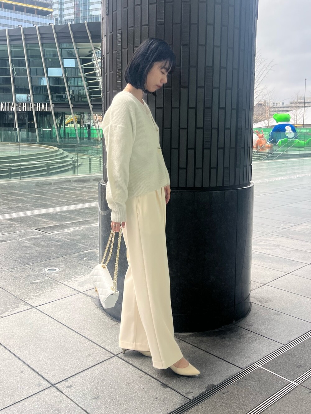 ホワイト系のパンプス、ホワイト系のショルダーバッグ、ホワイト系のその他パンツを着用したレディースの冬コーディネートの5枚目の写真