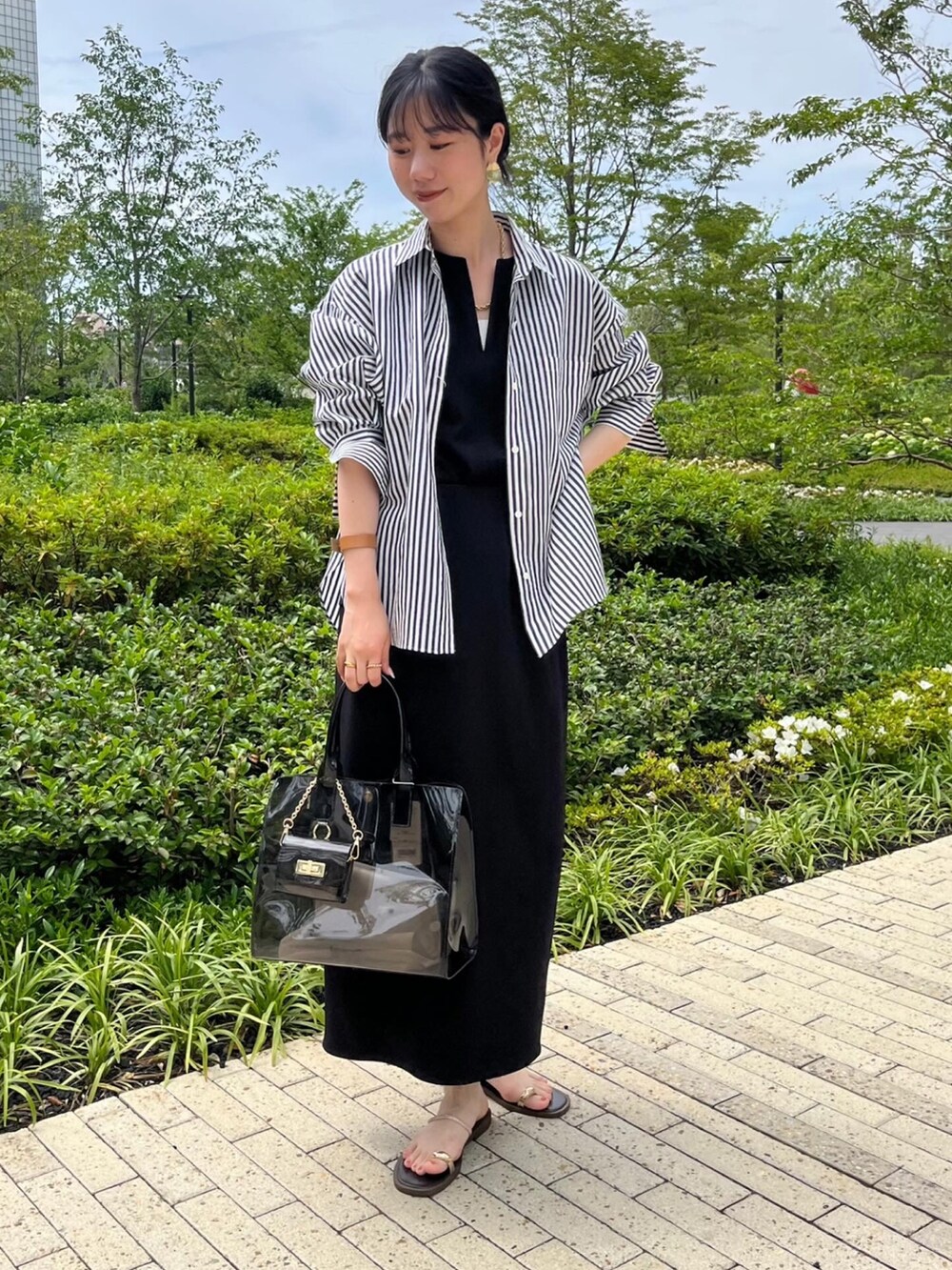 「ストライプシャツ、ストライプ、セットアップ、ノースリーブ、タイトスカート、ワントーン、大人カジュアル、大人コーデ、大人女子、きれいめカジュアル、キレイめ、ノーリーズ、ノーリーズソフィー、夏コーデ、シンプルスタイル」｜「NOLLEY’S Sophiのタンブラーストライプ3WAYシャツ（シャツ/ブラウス、ブルー系）」を使った、RINAさん（レディース・169cm）の夏コーディネートの6枚目の写真