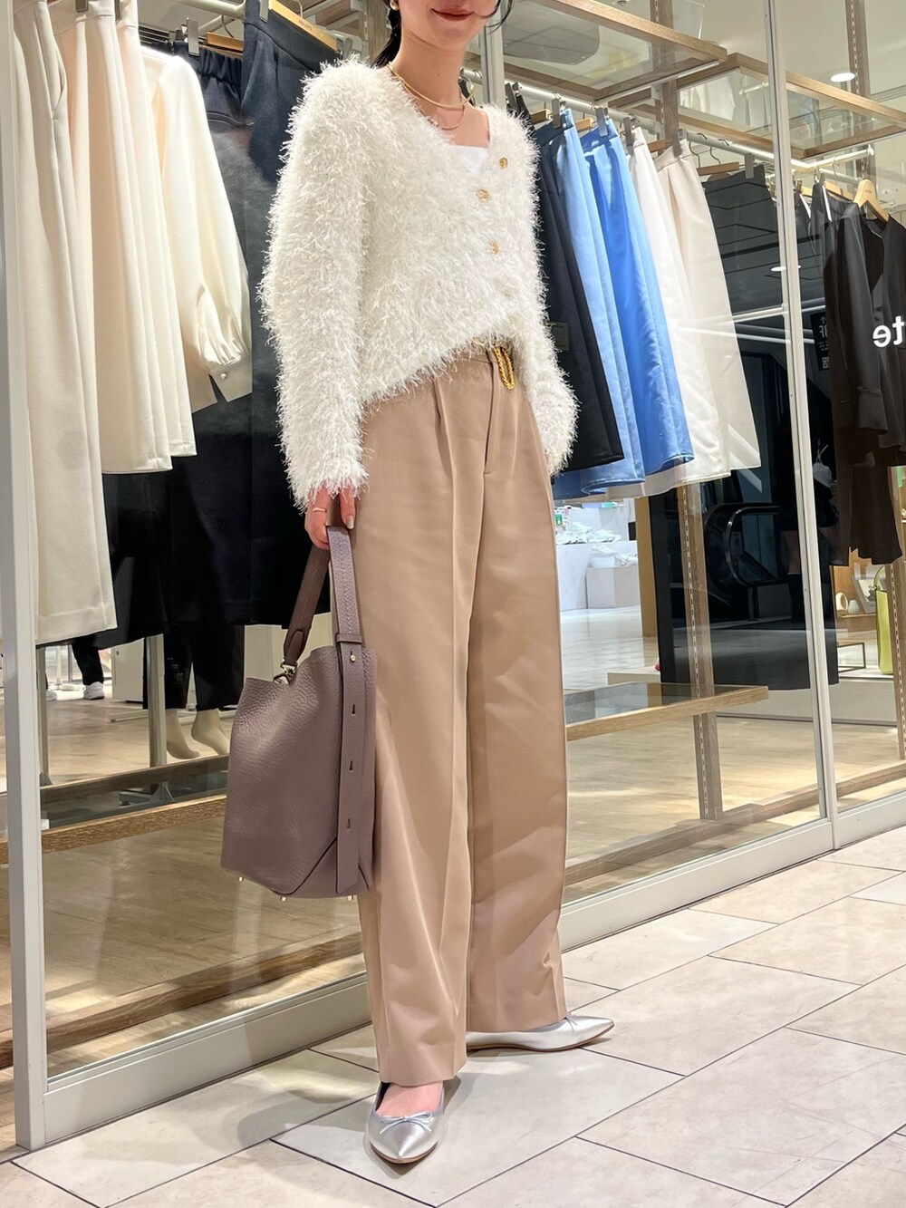 「カーディガン、ラメ、春コーデ、ワイドパンツ、パンツスタイル、ホワイト、ホワイトコーデ、きれいめカジュアル、大人ガーリー、キレイめ、カジュアル、大人カジュアル、大人コーデ、ノーリーズ、高身長女子」|「NOLLEY’Sの【grace grace/グラスグラス】ペスカフックロープチェーンネックレス(ネックレス、ゴールド系)」を使った、RINAさん(レディース・169cm)の冬コーディネートの2枚目の写真