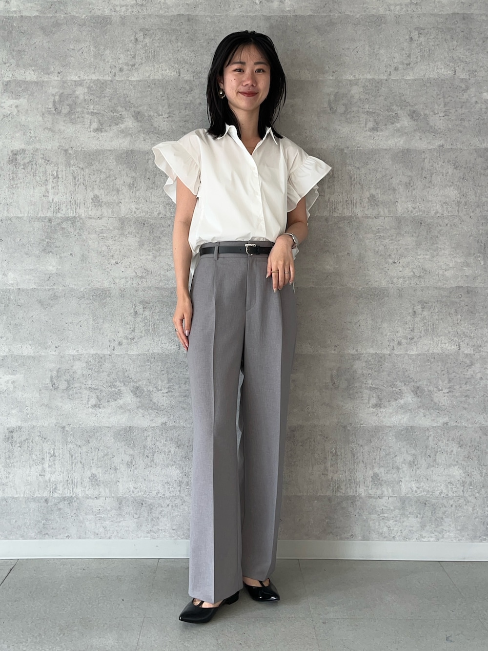 グレー系のその他パンツ、ホワイト系のシャツ/ブラウス、ブラック系のパンプスを着用したレディースの夏コーディネートの7枚目の写真
