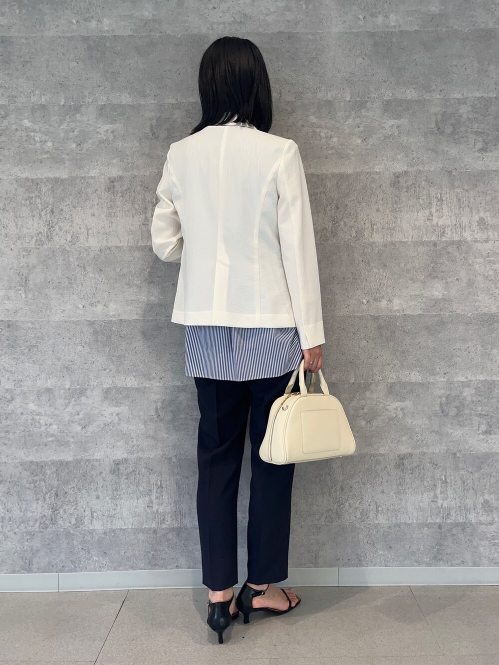 ホワイト系のテーラードジャケット、ブルー系のその他パンツ、ブルー系のシャツ/ブラウスを着用したレディースの夏コーディネートの3枚目の写真