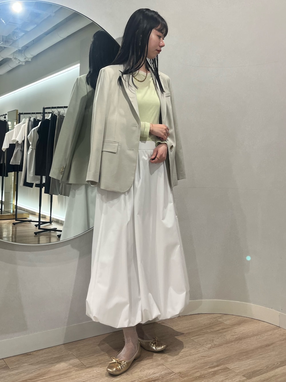 「大人カジュアル、オトナカジュアル、春服、大人ファッション、春ファッション、オトナ女子、おでかけコーデ、高身長女子、大人女子、バルーンスカート、ジャケット、ノーリーズ、ノーリーズソフィー」｜「NOLLEY’S Sophiの《セットアップ対応》ウォッシャブル梳毛合繊テーラードジャケット（テーラードジャケット、ベージュ系）」を使った、RINAさん（レディース・169cm）の春コーディネートの5枚目の写真