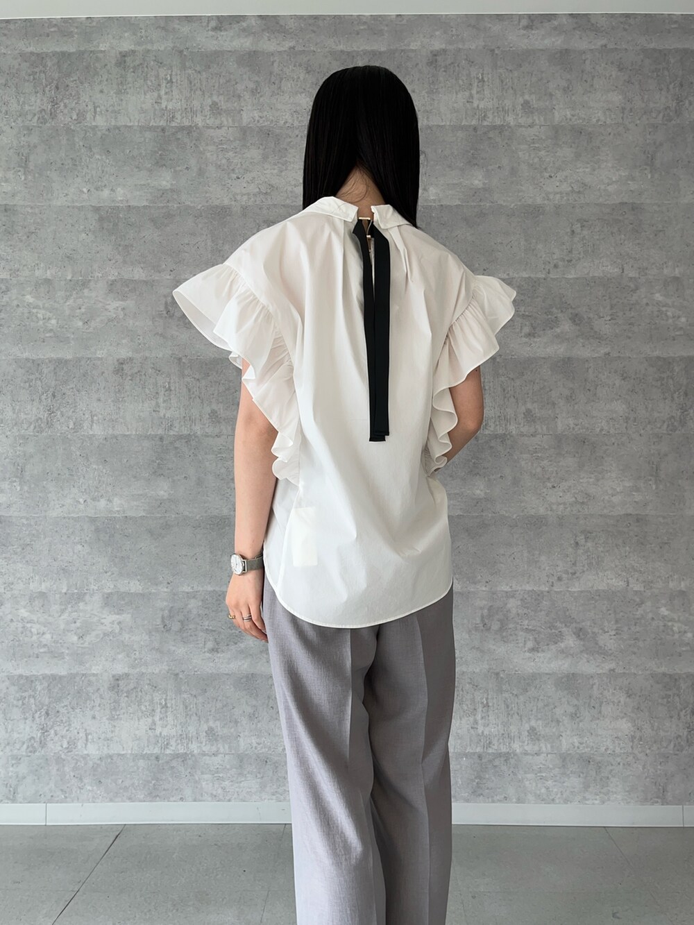 グレー系のその他パンツ、ホワイト系のシャツ/ブラウス、ブラック系のパンプスを着用したレディースの夏コーディネートの6枚目の写真