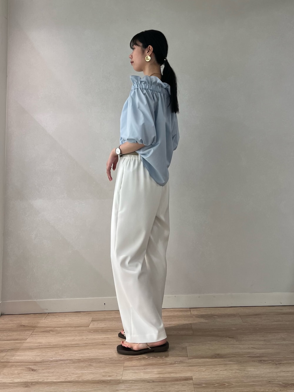 「夏コーデ、大人カジュアルコーデ、大人コーデ、夏服、カジュアルスタイル、デイリーカジュアル、淡色コーデ、ブラウスコーデ、高身長女子、高身長コーデ、大人かわいい、オフショル、オフショルブラウス」｜「NOLLEY’S Sophiのタフタオフショル2WAYブラウス（シャツ/ブラウス、ブルー系）」を使った、RINAさん（レディース・169cm）の夏コーディネートの3枚目の写真