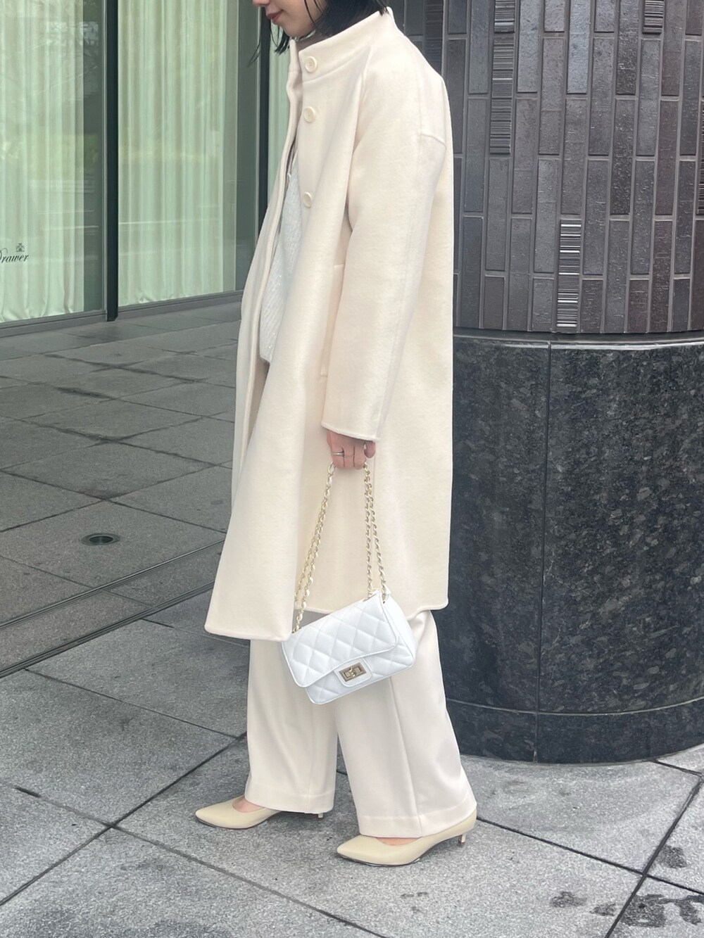 ホワイト系のパンプス、ホワイト系のその他パンツ、ホワイト系のその他アウターを着用したレディースの冬コーディネートの3枚目の写真