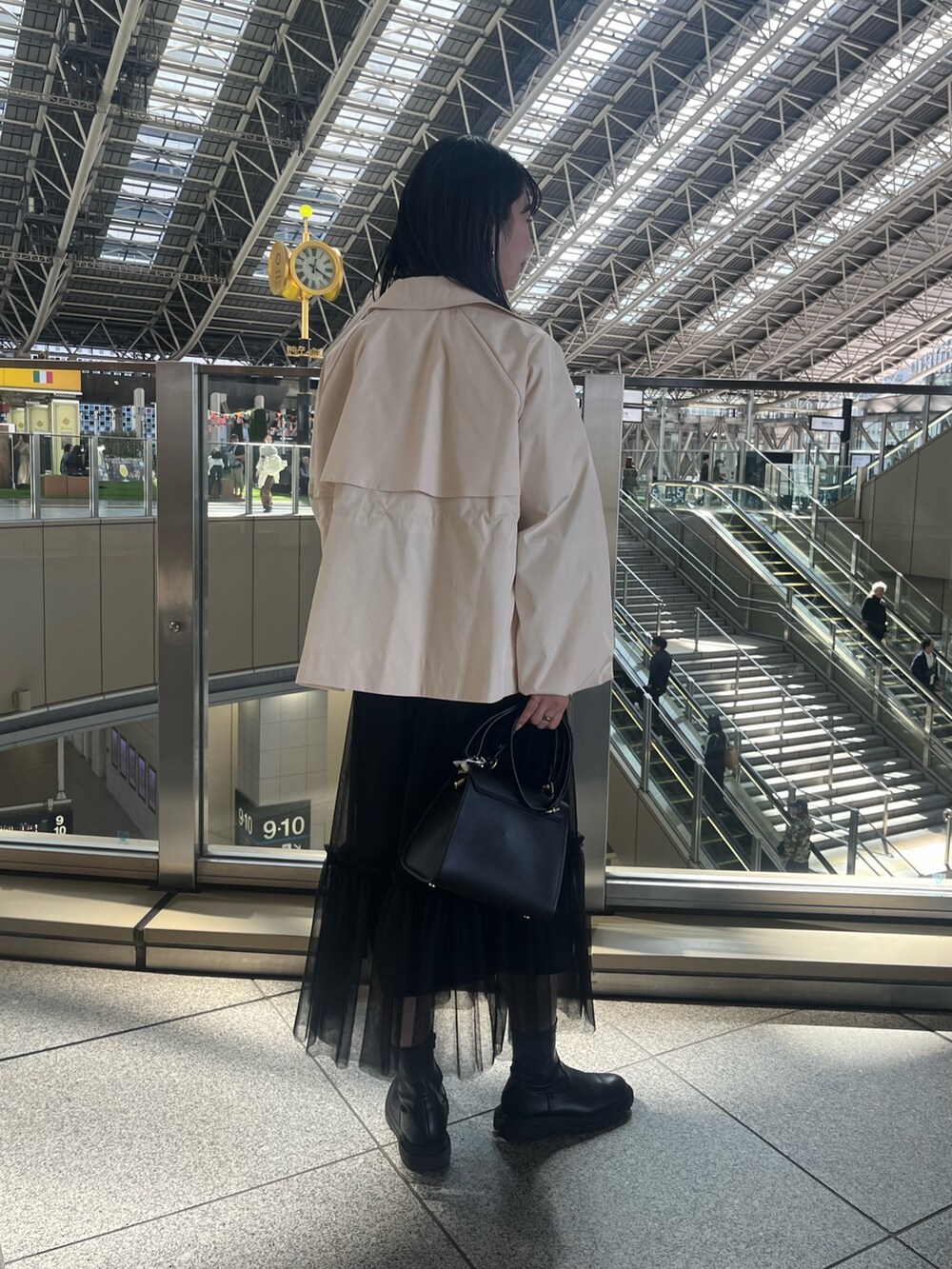 ホワイト系のブルゾン、ブルー系のニット/セーター、ブラック系のスカートを着用したレディースの秋コーディネートの3枚目の写真