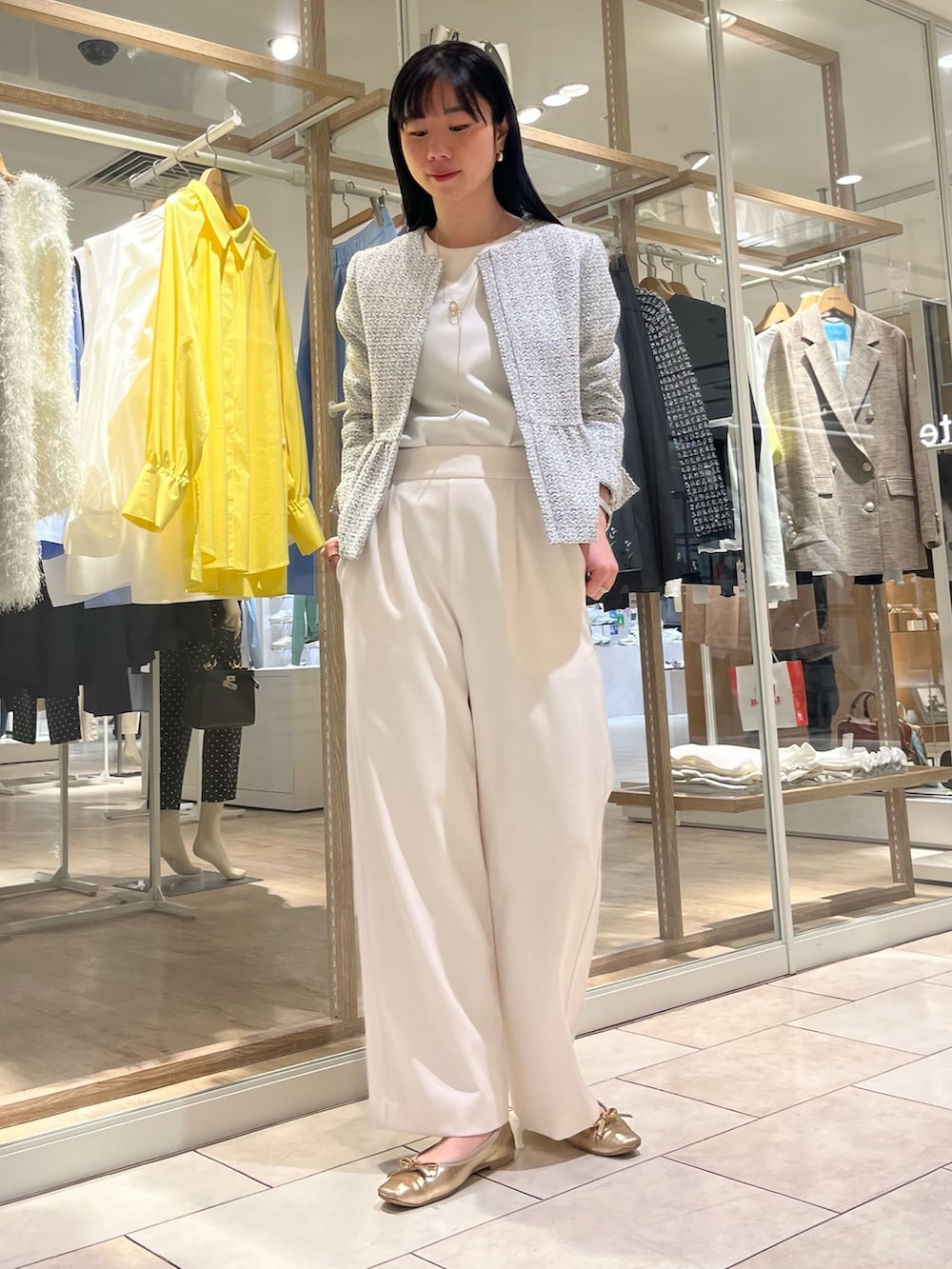 「きれいめカジュアル、キレイめ、大人コーデ、大人女子、オケージョン、セットアップ、ツイード、ツイードジャケット、ワイドパンツ、ノーリーズ、高身長女子、高身長コーデ、入学式、入園式、オフィスカジュアル」｜「NOLLEY’Sの《セットアップ対応》ウォッシャブルウール調サージストレッチタックセミワイドパンツ（その他パンツ、ホワイト系）」を使った、RINAさん（レディース・169cm）の冬コーディネートの3枚目の写真