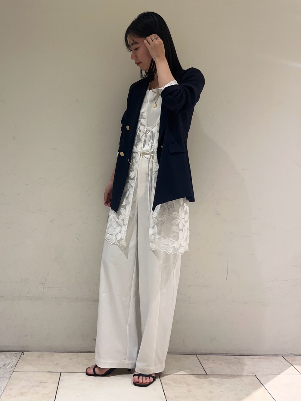 ホワイト系のチノパンツ、ホワイト系のシャツ/ブラウス、ブルー系のテーラードジャケットを着用したレディースの冬コーディネートの4枚目の写真