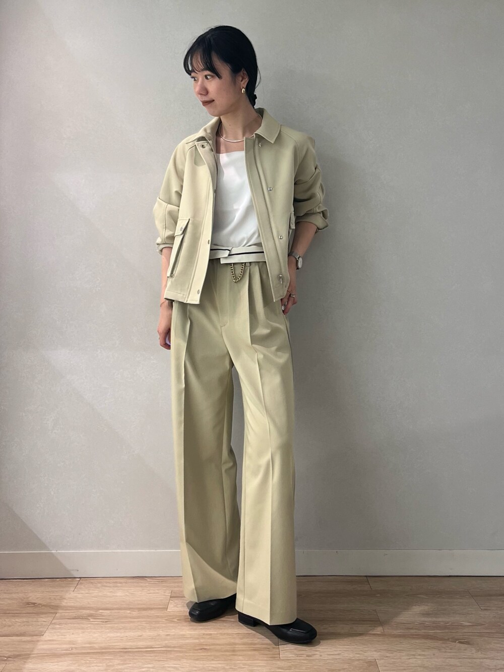 「大人カジュアル、大人コーデ、大人女子、きれいめカジュアル、折り返しパンツ、パンツスタイル、パンツコーデ、ベージュ、ブルゾン、春アウター、ノーリーズ、ノーリーズソフィー、高身長女子、高身長コーデ、ワントーンコーデ」｜「NOLLEY’S Sophiのウォッシャブル折り返しチノワイドパンツ（その他パンツ、ベージュ系）」を使った、RINAさん（レディース・169cm）の春コーディネートの2枚目の写真