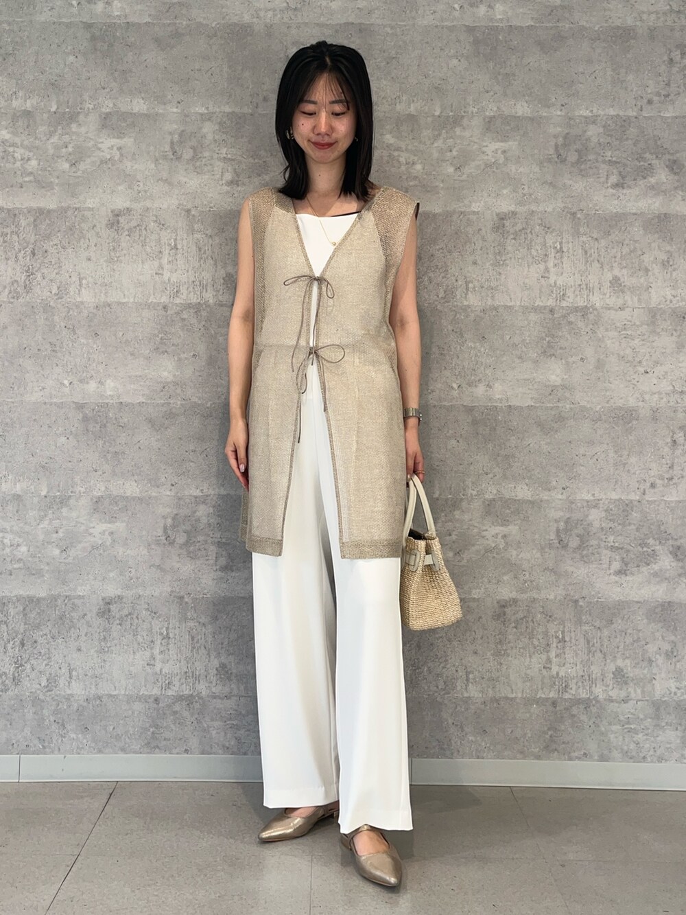 ホワイト系のその他パンツ、ホワイト系のかごバッグ、ホワイト系のキャミソールを着用したレディースの夏コーディネートの4枚目の写真