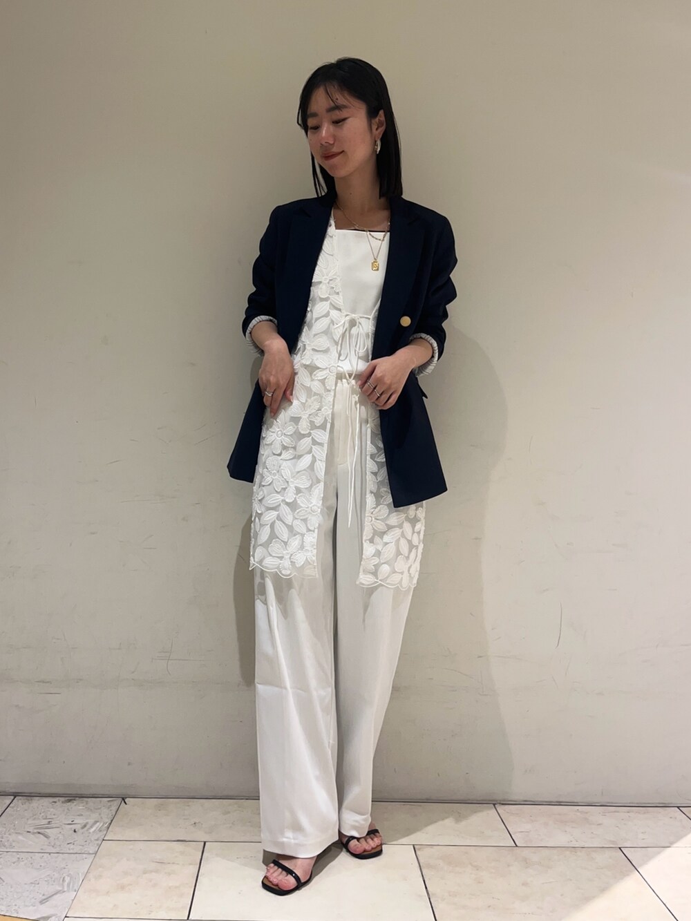 ホワイト系のチノパンツ、ホワイト系のシャツ/ブラウス、ブルー系のテーラードジャケットを着用したレディースの冬コーディネートの2枚目の写真