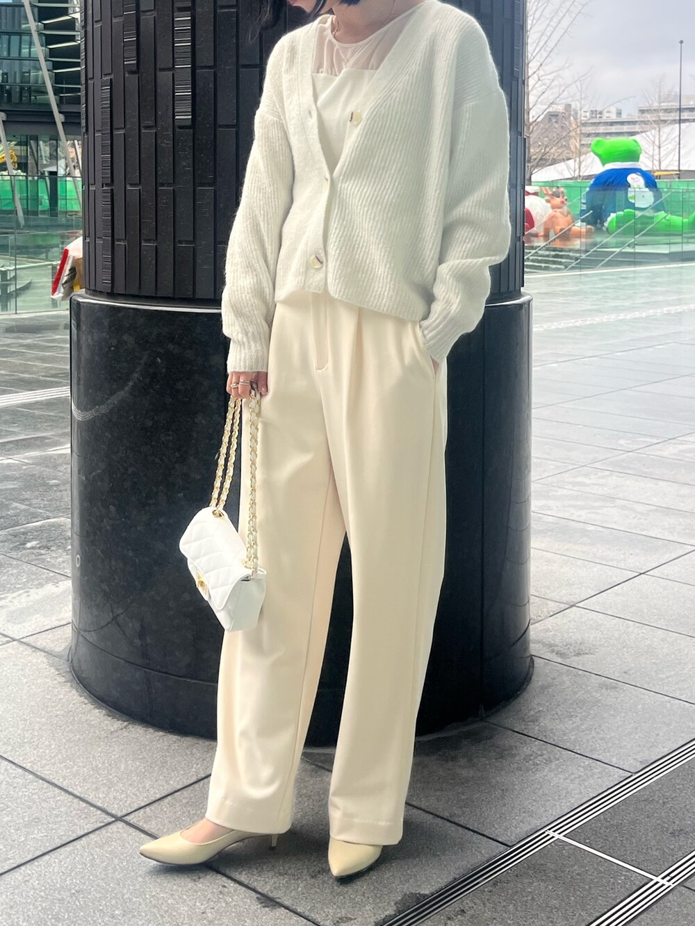 ホワイト系のパンプス、ホワイト系のショルダーバッグ、ホワイト系のその他パンツを着用したレディースの冬コーディネートの3枚目の写真