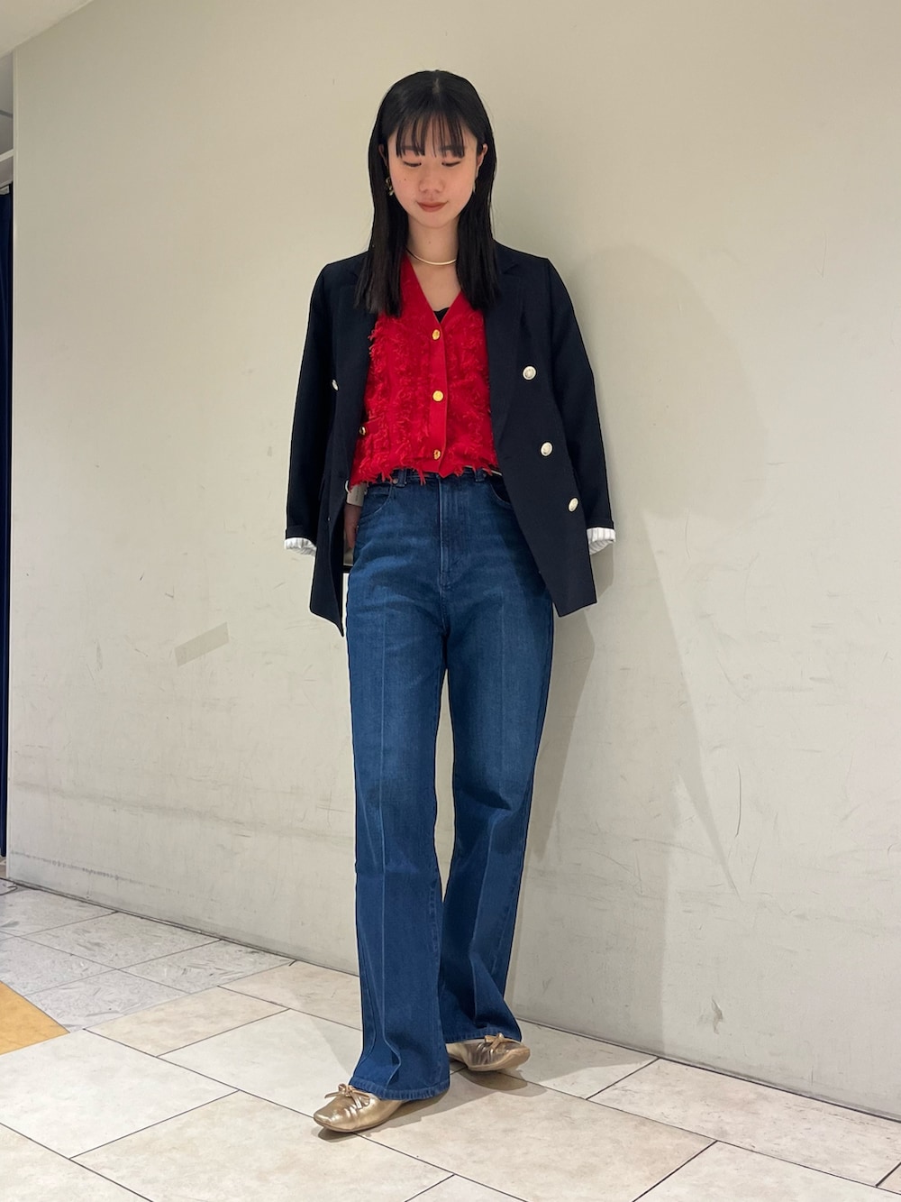 「パンツスタイル、休日スタイル、春服、オトナカジュアル、オトナ女子、きれいめカジュアル、キレイめ、ジャケット、紺ブレ、デニム、デニムパンツ、ノーリーズ、高身長女子、高身長コーデ」｜「NOLLEY’Sのブッチャーダブルジャケット（テーラードジャケット、ブルー系）」を使った、RINAさん（レディース・169cm）の冬コーディネートの4枚目の写真