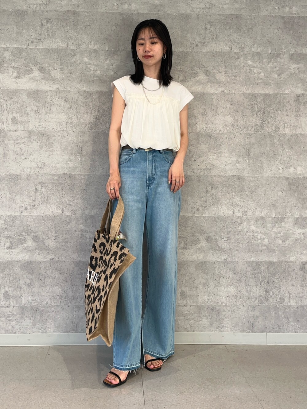 ホワイト系のTシャツ/カットソー、その他のトートバッグ、ブルー系のデニムパンツを着用したレディースの夏コーディネートの7枚目の写真