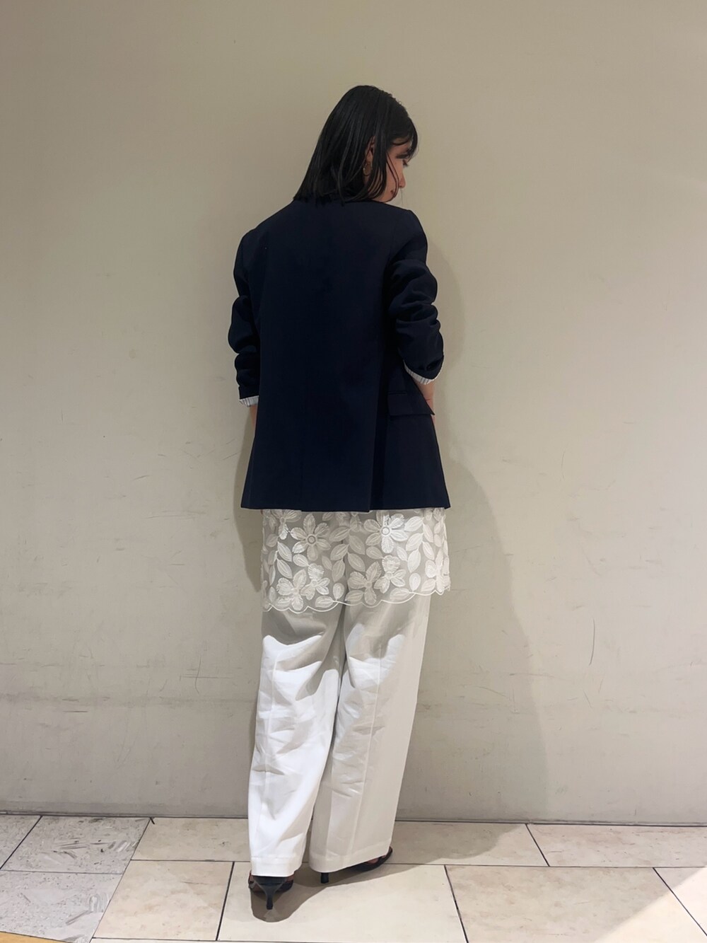 ホワイト系のチノパンツ、ホワイト系のシャツ/ブラウス、ブルー系のテーラードジャケットを着用したレディースの冬コーディネートの6枚目の写真