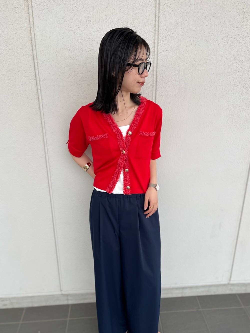 レッド系のカーディガン/ボレロ、ブルー系のその他パンツ、ホワイト系のタンクトップを着用したレディースの春コーディネートの10枚目の写真