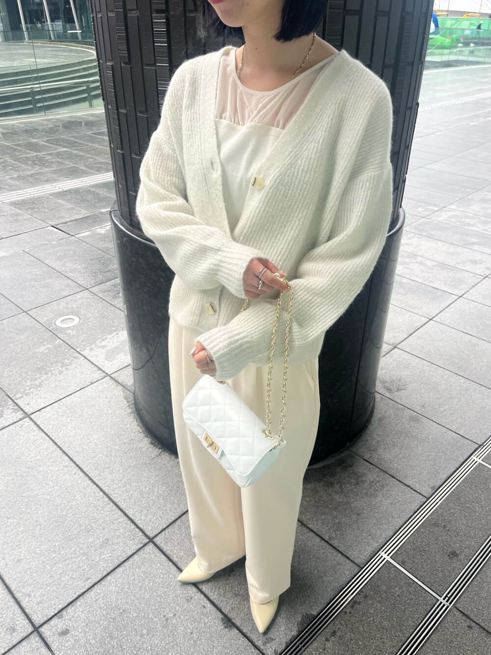 ホワイト系のパンプス、ホワイト系のショルダーバッグ、ホワイト系のその他パンツを着用したレディースの冬コーディネートの6枚目の写真