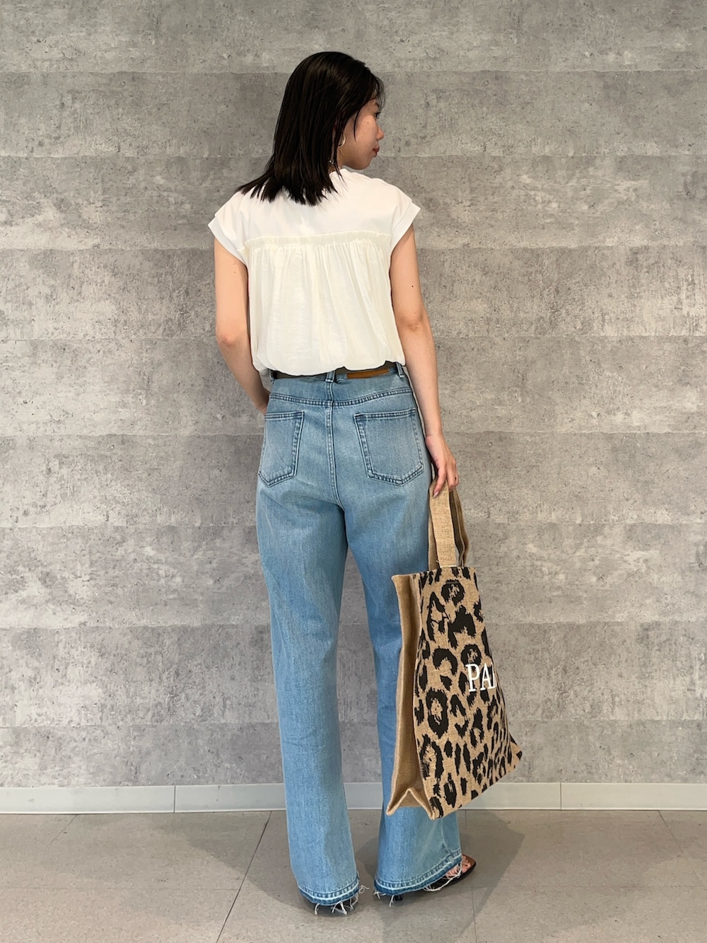 ホワイト系のTシャツ/カットソー、その他のトートバッグ、ブルー系のデニムパンツを着用したレディースの夏コーディネートの4枚目の写真