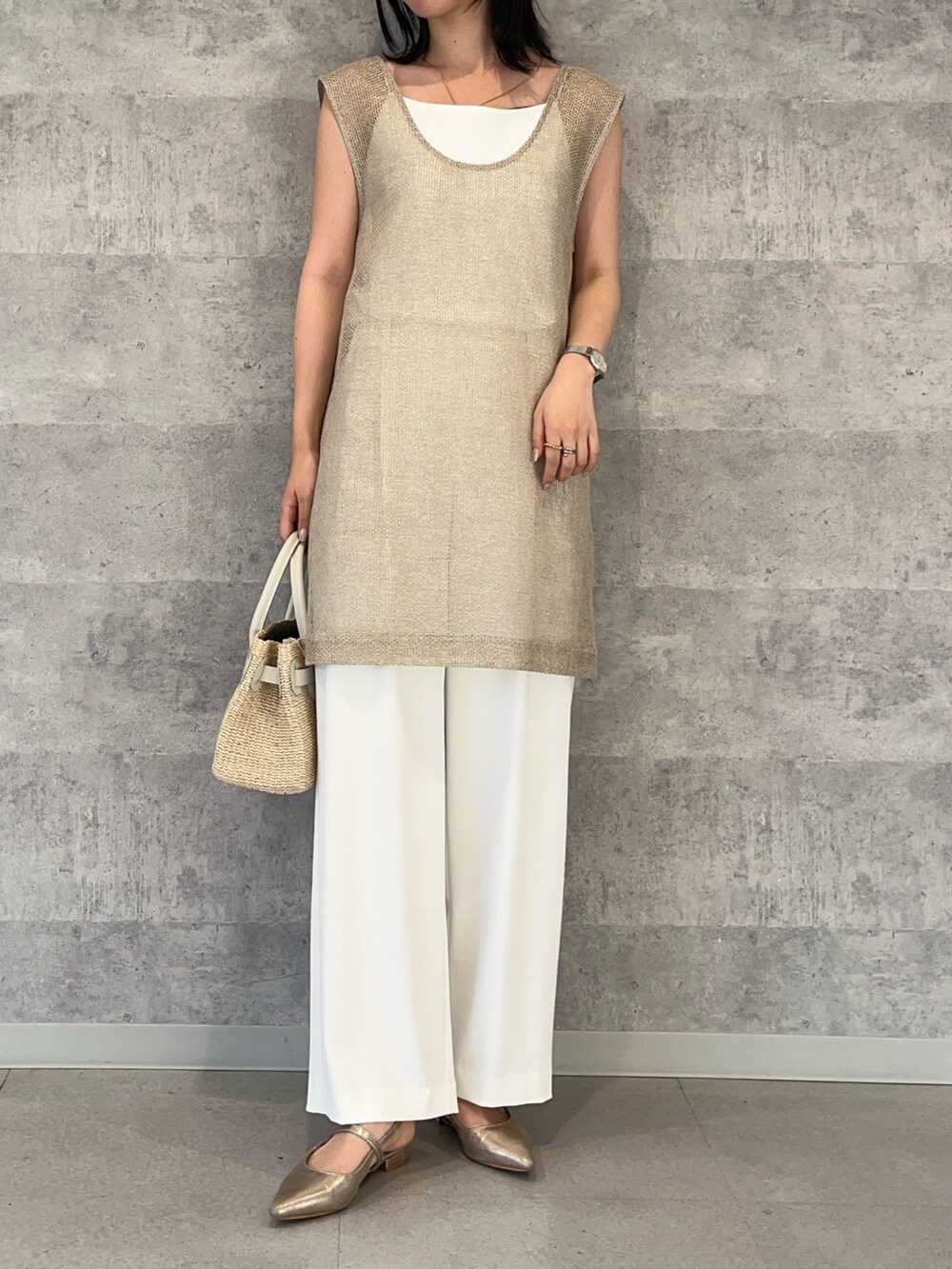 ホワイト系のその他パンツ、ホワイト系のかごバッグ、ホワイト系のキャミソールを着用したレディースの夏コーディネートの2枚目の写真