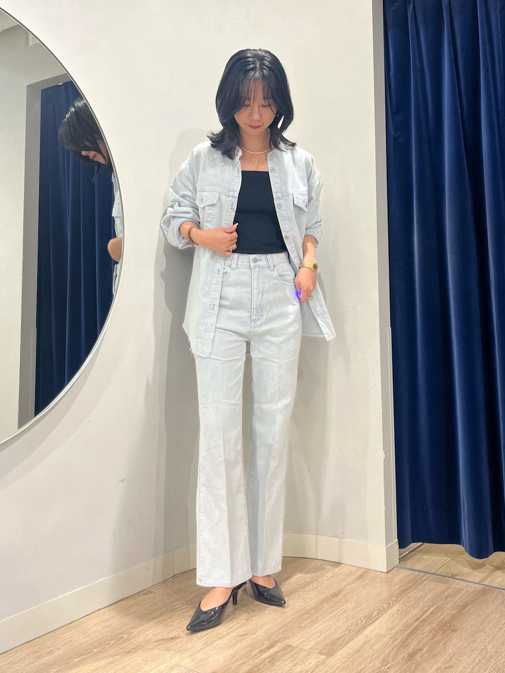 ブルー系のシャツ/ブラウス、ブルー系のデニムパンツを着用したレディースの秋コーディネートの2枚目の写真