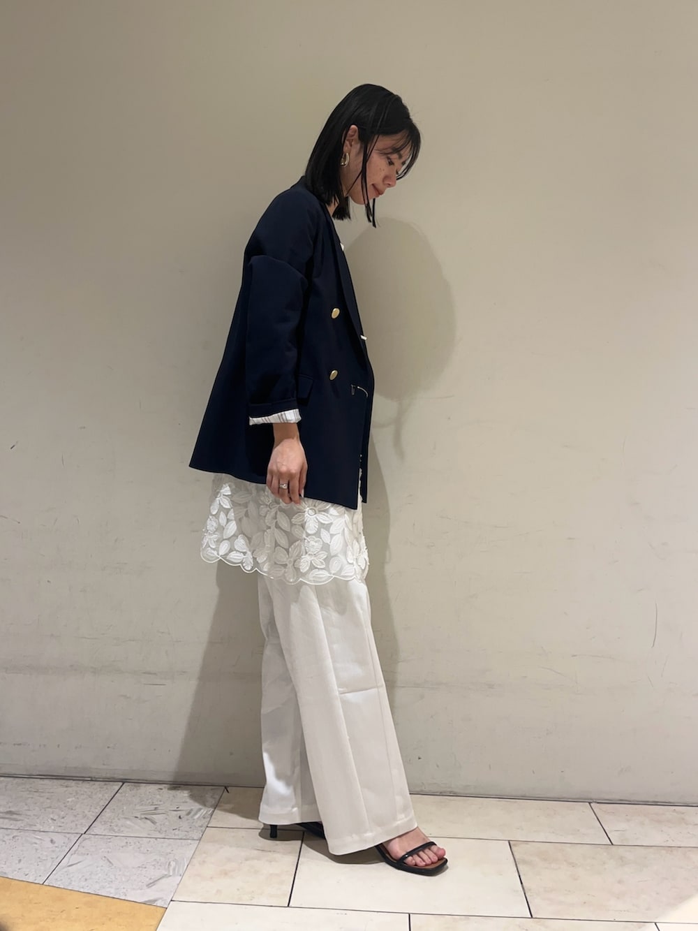 ホワイト系のチノパンツ、ホワイト系のシャツ/ブラウス、ブルー系のテーラードジャケットを着用したレディースの冬コーディネートの3枚目の写真