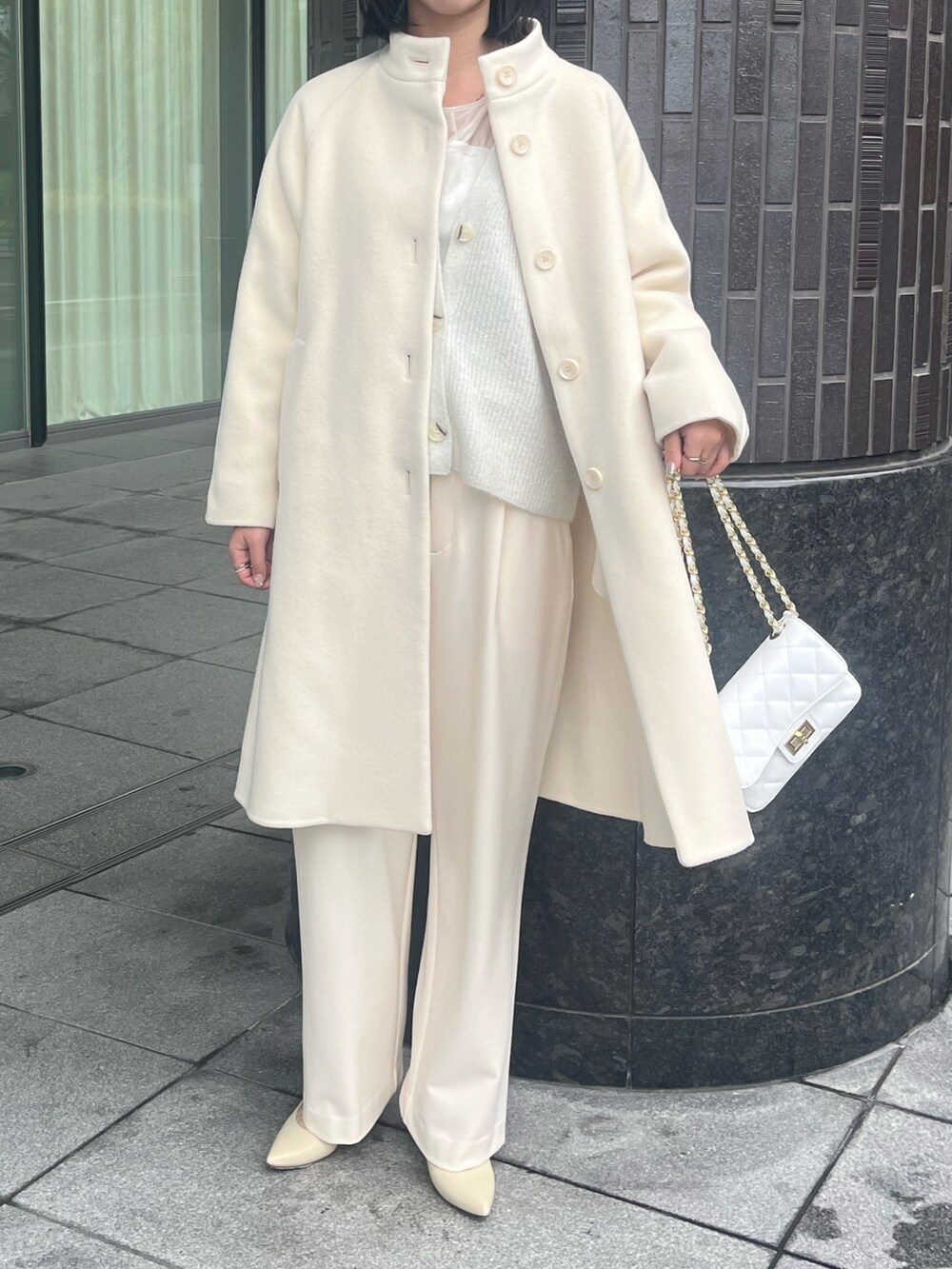 ホワイト系のパンプス、ホワイト系のその他パンツ、ホワイト系のその他アウターを着用したレディースの冬コーディネートの5枚目の写真