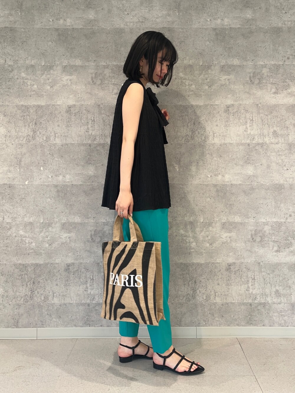 ブラック系のシャツ/ブラウス、グリーン系のその他パンツ、その他のトートバッグを着用したレディースの春コーディネートの2枚目の写真