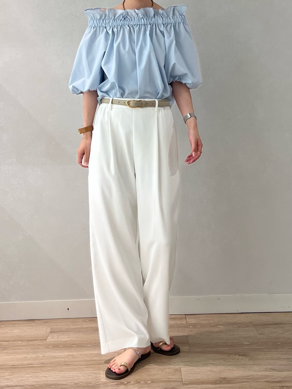 「夏コーデ、大人カジュアルコーデ、大人コーデ、夏服、カジュアルスタイル、デイリーカジュアル、淡色コーデ、ブラウスコーデ、高身長女子、高身長コーデ、大人かわいい、オフショル、オフショルブラウス」｜「NOLLEY’S Sophiのタフタオフショル2WAYブラウス（シャツ/ブラウス、ブルー系）」を使った、RINAさん（レディース・169cm）の夏コーディネートの2枚目の写真