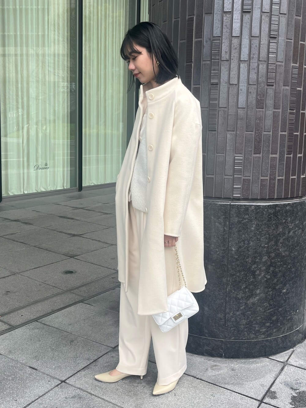 ホワイト系のパンプス、ホワイト系のその他パンツ、ホワイト系のその他アウターを着用したレディースの冬コーディネートの2枚目の写真