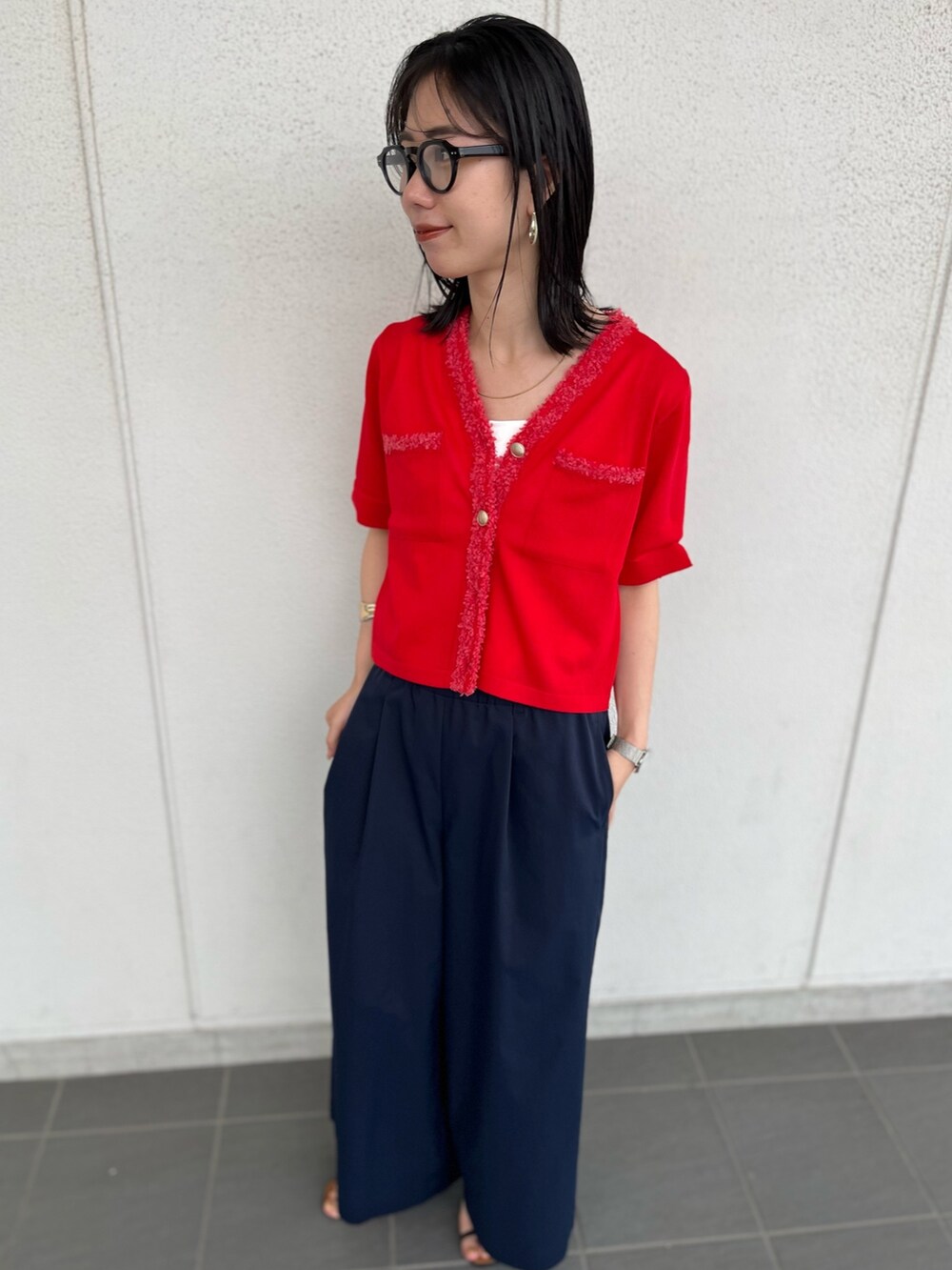 レッド系のカーディガン/ボレロ、ブルー系のその他パンツ、ホワイト系のタンクトップを着用したレディースの春コーディネートの8枚目の写真