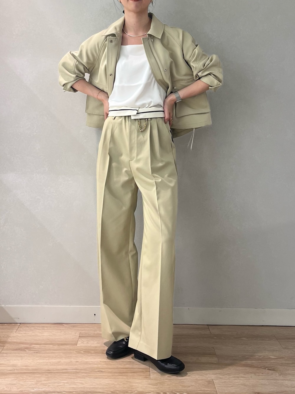 「大人カジュアル、大人コーデ、大人女子、きれいめカジュアル、折り返しパンツ、パンツスタイル、パンツコーデ、ベージュ、ブルゾン、春アウター、ノーリーズ、ノーリーズソフィー、高身長女子、高身長コーデ、ワントーンコーデ」｜「NOLLEY’S Sophiのウォッシャブル折り返しチノワイドパンツ（その他パンツ、ベージュ系）」を使った、RINAさん（レディース・169cm）の春コーディネートの6枚目の写真