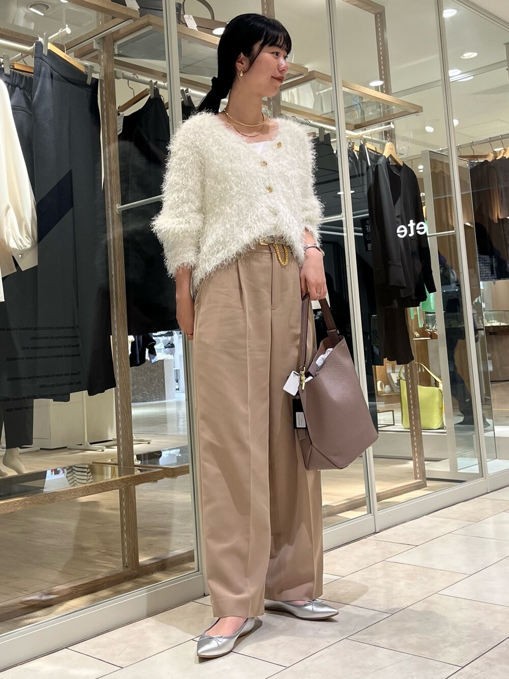 「カーディガン、ラメ、春コーデ、ワイドパンツ、パンツスタイル、ホワイト、ホワイトコーデ、きれいめカジュアル、大人ガーリー、キレイめ、カジュアル、大人カジュアル、大人コーデ、ノーリーズ、高身長女子」|「NOLLEY’Sの【grace grace/グラスグラス】ペスカフックロープチェーンネックレス(ネックレス、ゴールド系)」を使った、RINAさん(レディース・169cm)の冬コーディネートの6枚目の写真