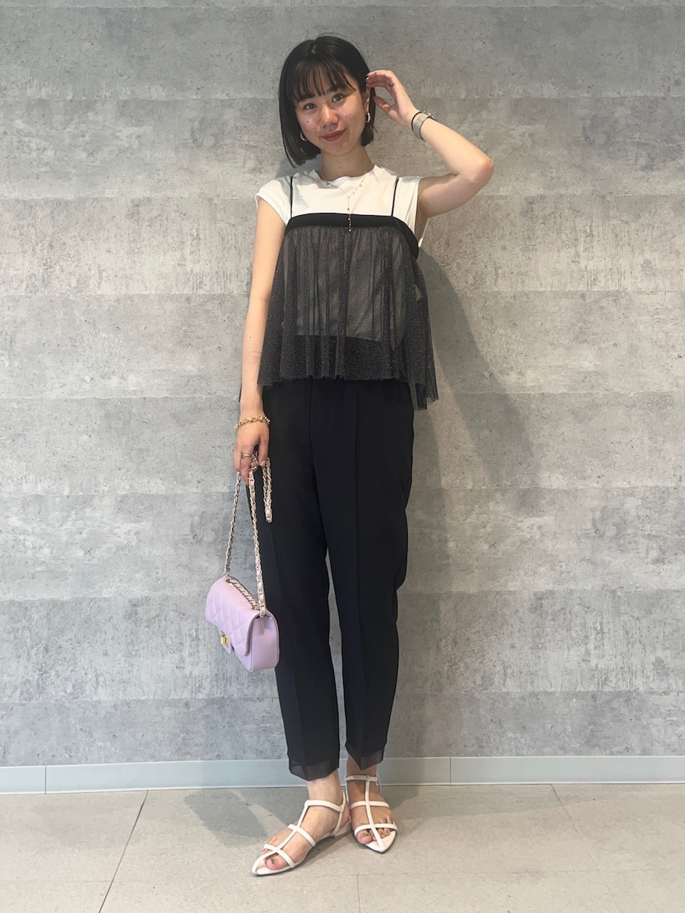 ホワイト系のサンダル、ホワイト系のTシャツ/カットソー、ブラック系のシャツ/ブラウスを着用したレディースの夏コーディネートの3枚目の写真