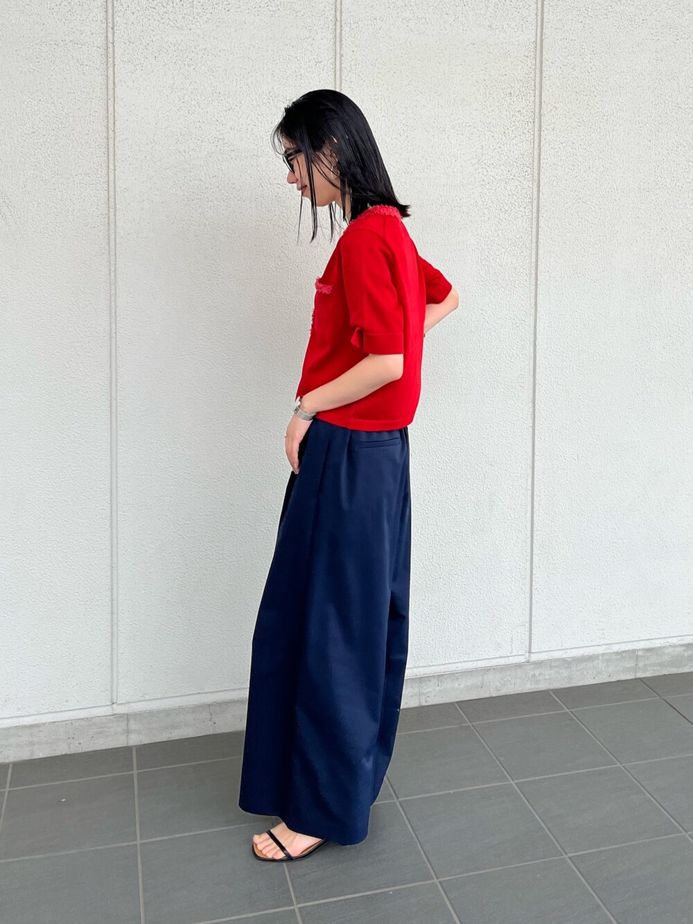 レッド系のカーディガン/ボレロ、ブルー系のその他パンツ、ホワイト系のタンクトップを着用したレディースの春コーディネートの5枚目の写真