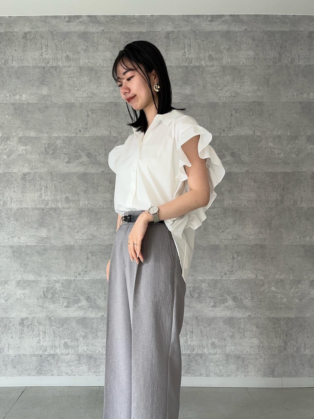 グレー系のその他パンツ、ホワイト系のシャツ/ブラウス、ブラック系のパンプスを着用したレディースの夏コーディネートの5枚目の写真