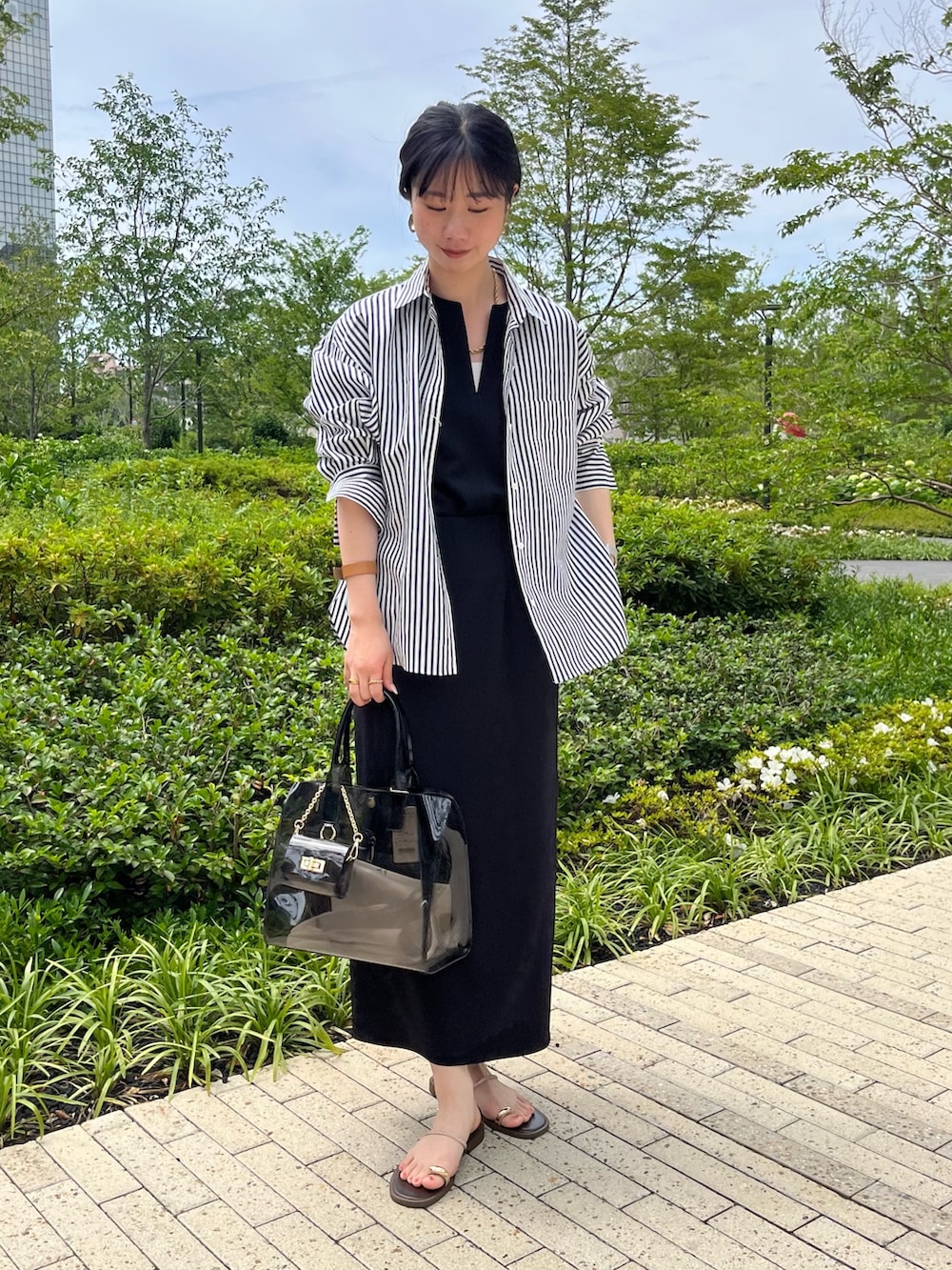 「ストライプシャツ、ストライプ、セットアップ、ノースリーブ、タイトスカート、ワントーン、大人カジュアル、大人コーデ、大人女子、きれいめカジュアル、キレイめ、ノーリーズ、ノーリーズソフィー、夏コーデ、シンプルスタイル」｜「NOLLEY’S Sophiのタンブラーストライプ3WAYシャツ（シャツ/ブラウス、ブルー系）」を使った、RINAさん（レディース・169cm）の夏コーディネートの2枚目の写真