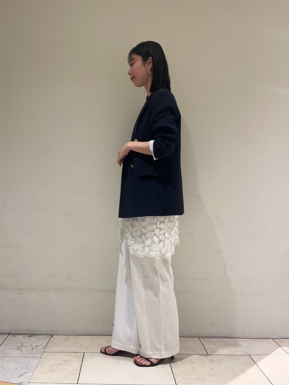 ホワイト系のチノパンツ、ホワイト系のシャツ/ブラウス、ブルー系のテーラードジャケットを着用したレディースの冬コーディネートの5枚目の写真