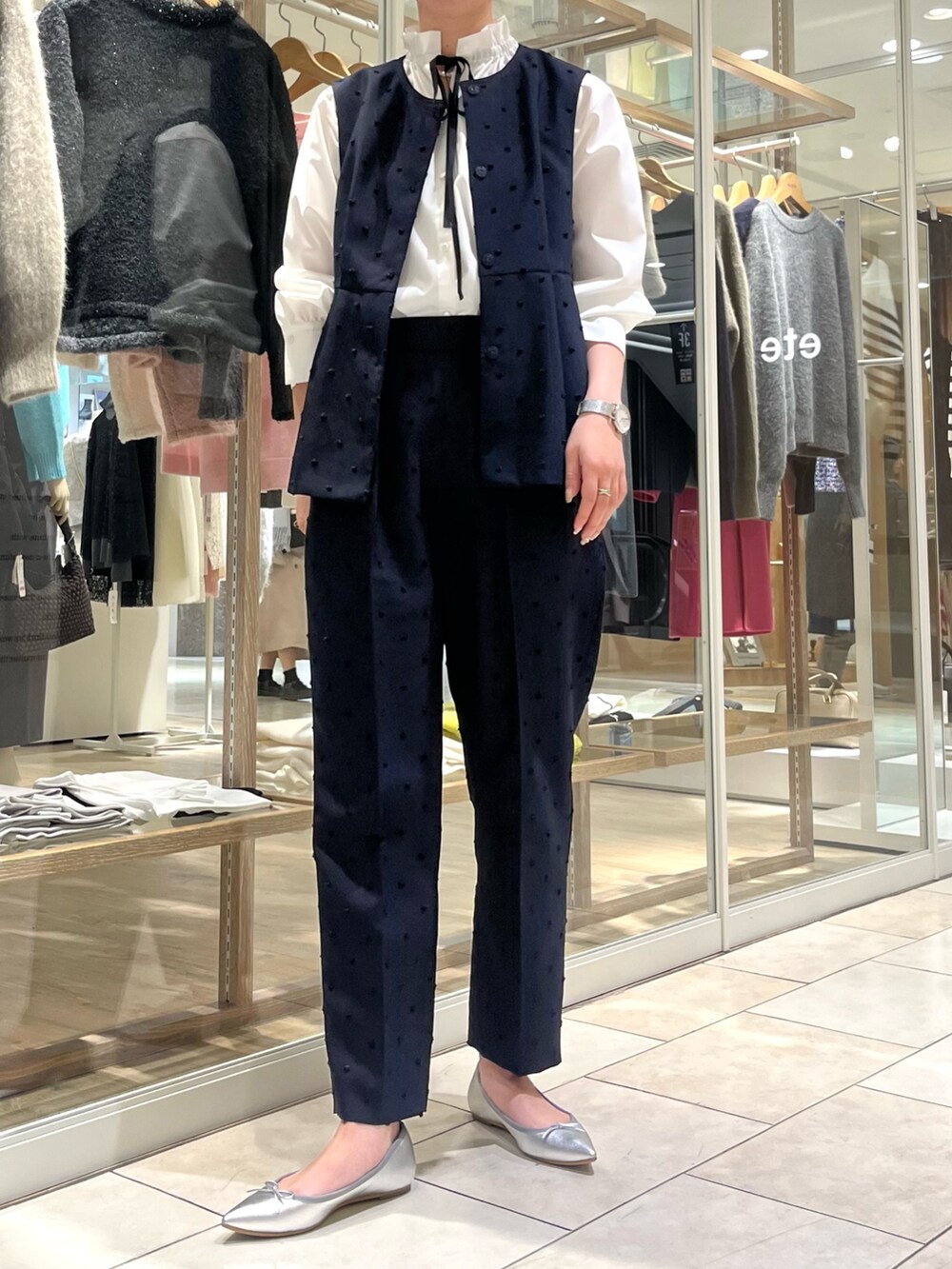 「オケージョン、セレモニー、大人女子、大人コーデ、キレイめ、きれいめコーディネート、セットアップ、ドット、パンツスタイル、パンツコーデ、ジレ、ベスト、ノーリーズ、高身長女子、高身長コーデ」｜「NOLLEY’Sの《セットアップ対応》ウォッシャブルドットツッキリペプラムジレ（ベスト、ブラック系）」を使った、RINAさん（レディース・169cm）の冬コーディネートの3枚目の写真