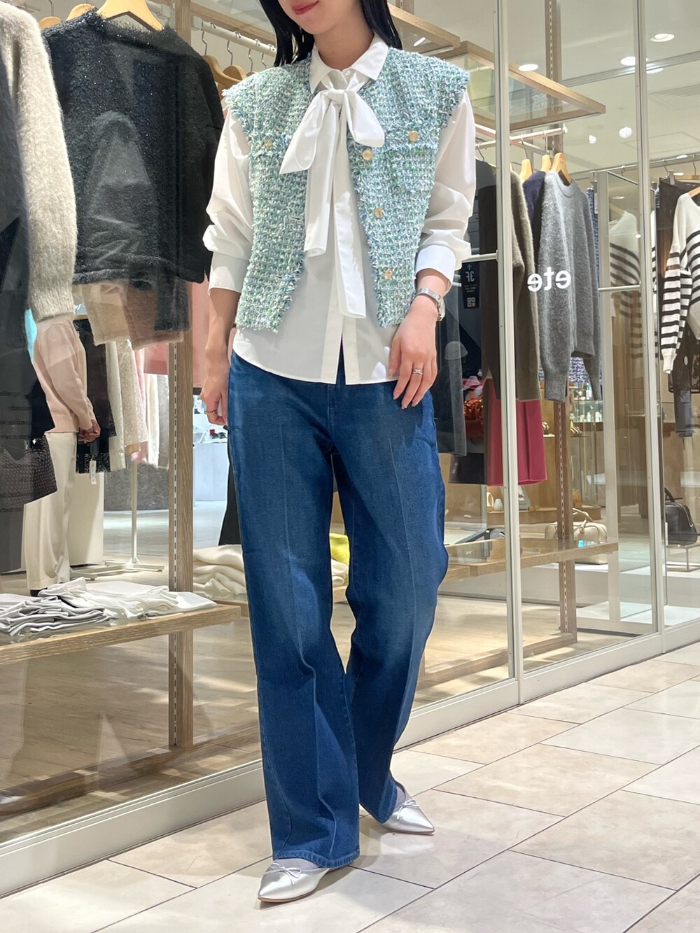 「冬コーデ、パンツスタイル、ツイード、ジレ、オトナカジュアル、きれいめカジュアル、オトナ女子、大人女子、パンツコーデ、デニム、ボウタイブラウス、レイヤードスタイル、高身長女子、高身長コーデ、セットアップ」｜「NOLLEY’Sの《セットアップ対応》カラーツイードショートジレ（ベスト、グリーン系）」を使った、RINAさん（レディース・169cm）の冬コーディネートの6枚目の写真