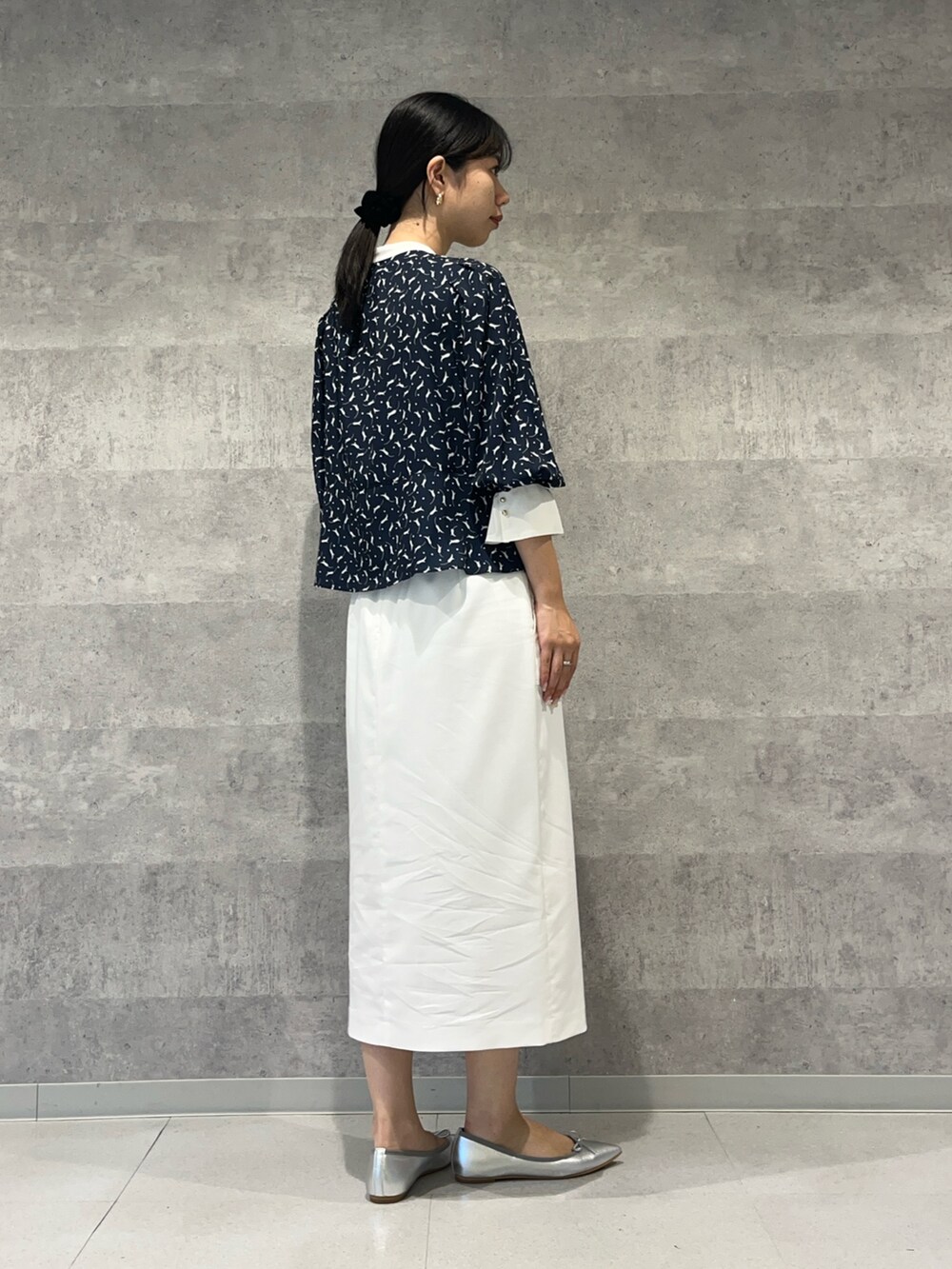 ホワイト系のスカート、ブルー系のシャツ/ブラウスを着用したレディースの秋コーディネートの5枚目の写真