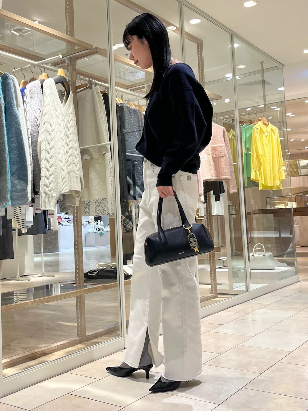 「大人コーデ、休日スタイル、オトナ女子、パンツコーデ、ニットコーデ、高身長女子、大人カジュアル、大人女子、きれいめカジュアル、キレイめ、カーディガン、デニム、ノーリーズ、オトナカジュアル、オトナカワイイ」｜「NOLLEY’Sの【grace grace/グラスグラス】チェーンレイヤードチョーカー（チョーカー、ゴールド系）」を使った、RINAさん（レディース・169cm）の冬コーディネートの4枚目の写真