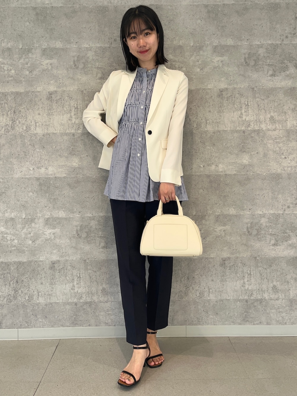 ホワイト系のテーラードジャケット、ブルー系のその他パンツ、ブルー系のシャツ/ブラウスを着用したレディースの夏コーディネートの5枚目の写真
