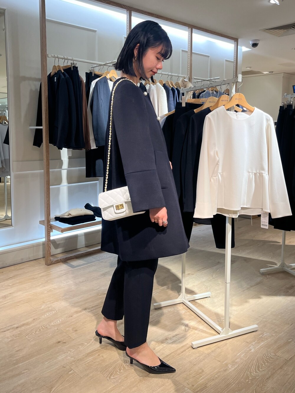 「セレモニー、オケージョン、ハレの日、セットアップ、入学式、卒業式、ママコーデ、キレイめ、大人コーデ、ネイビー、スーツスタイル、きれいめカジュアル、ノーリーズ、高身長女子、おでかけコーデ」｜「NOLLEY’Sのカシミヤ混ノーカラーチェンジ釦コート（その他アウター、ブルー系）」を使った、RINAさん（レディース・167cm）の冬コーディネートの6枚目の写真