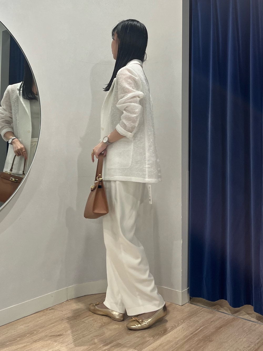 ホワイト系のその他パンツ、イエロー系のショルダーバッグ、ホワイト系のテーラードジャケットを着用したレディースの春コーディネートの3枚目の写真