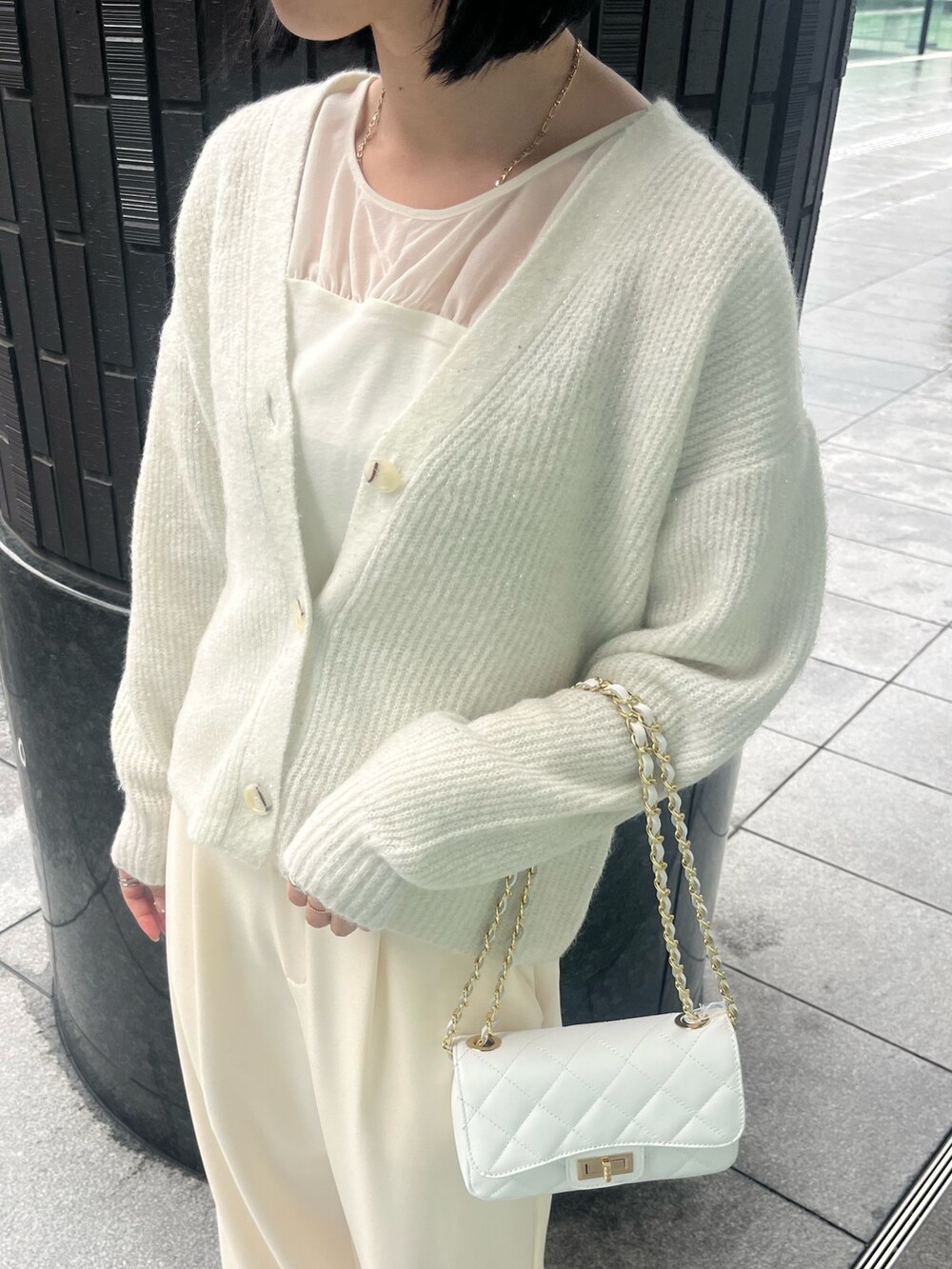 ホワイト系のパンプス、ホワイト系のショルダーバッグ、ホワイト系のその他パンツを着用したレディースの冬コーディネートの7枚目の写真