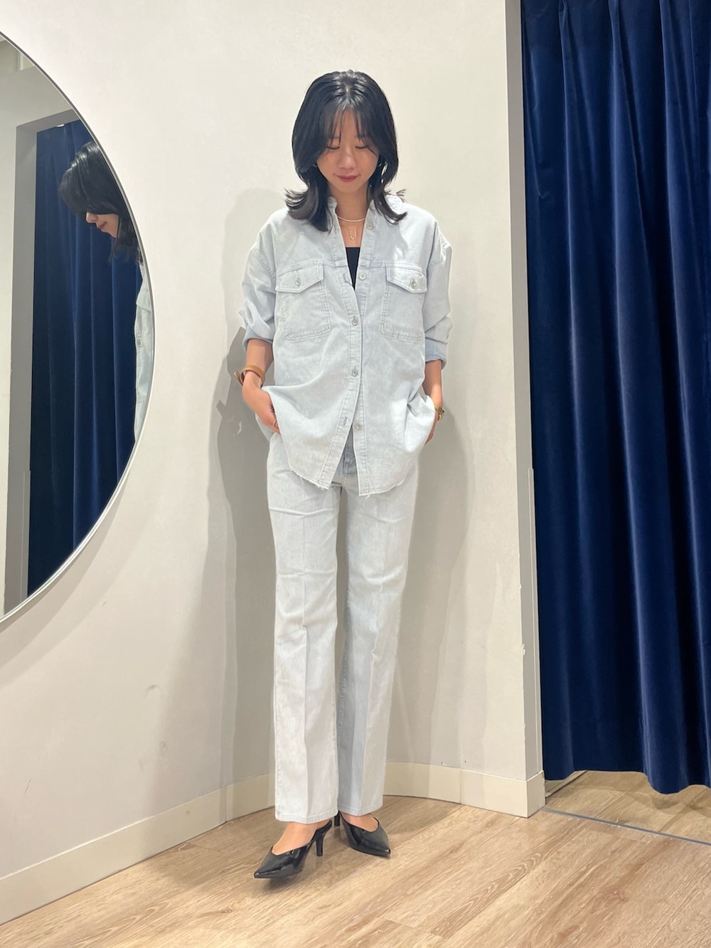 ブルー系のシャツ/ブラウス、ブルー系のデニムパンツを着用したレディースの秋コーディネートの6枚目の写真