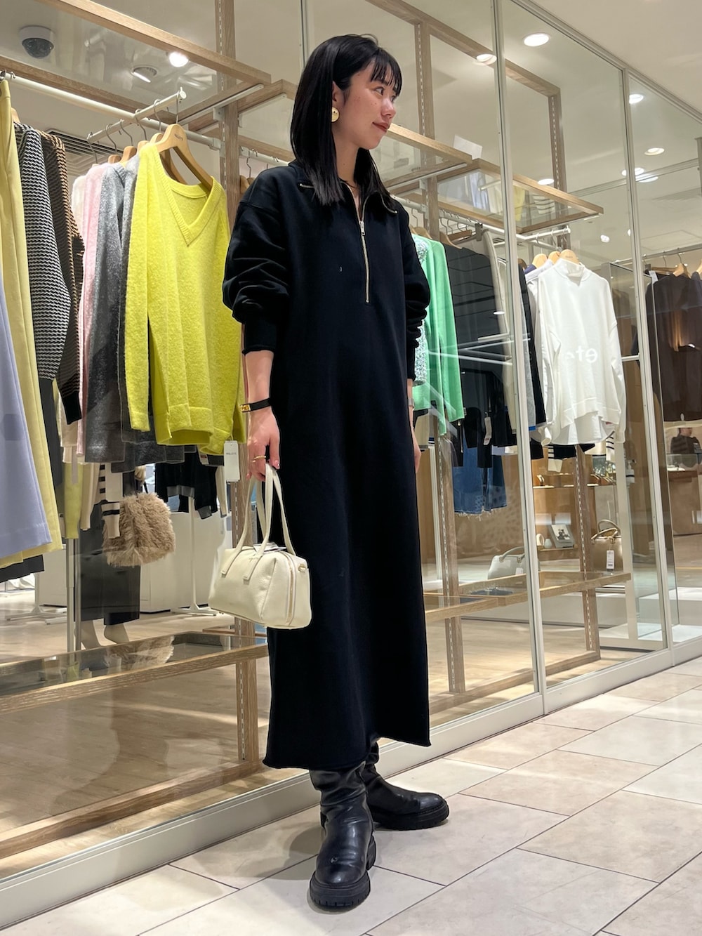 「ハーフジップ、カジュアルスタイル、ゆるコーデ、シンプル、ラクチンコーデ、高身長女子、シンプルスタイル、きれいめカジュアル、カジュアル、カジュアルコーデ、大人カジュアル、オトナカジュアル、ノーリーズ、セカンドノーリーズ、ワンピース」｜「NOLLEY’Sの【grace grace/グラスグラス】ペスカフックロープチェーンネックレス（ネックレス、ゴールド系）」を使った、RINAさん（レディース・169cm）の冬コーディネートの4枚目の写真